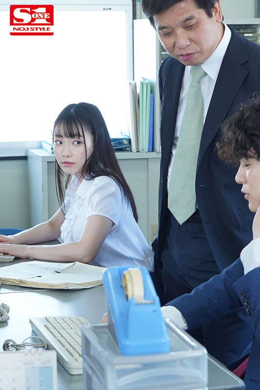 出張先で軽蔑している中年セクハラ上司とまさかの相部屋に…朝まで続く絶倫性交に不覚にも感じてしまったむっちり早熟ボディ新人社員 結月りあ - サンプル画像 - 1