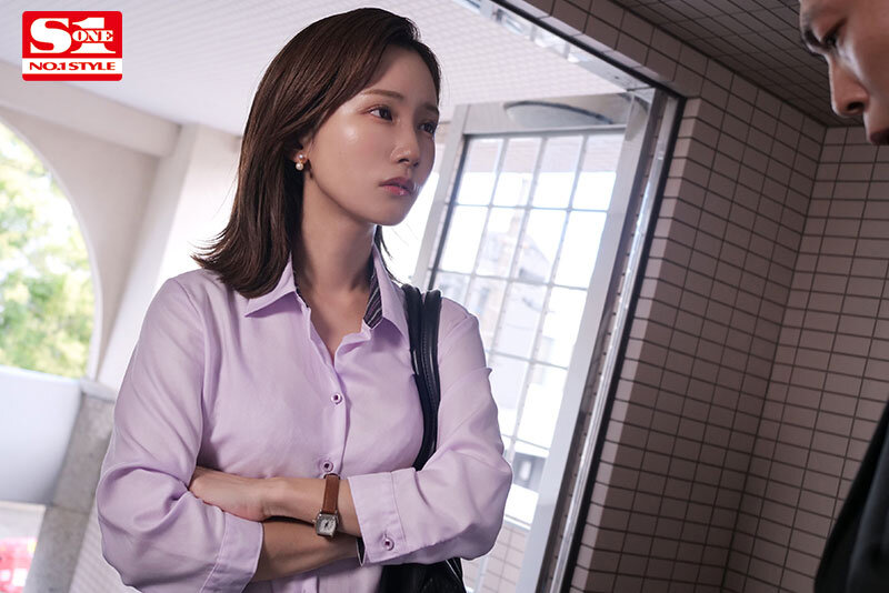 （マンション管理会社勤めの）プライド超高い女上司のクレーム先は、ゴミ部屋に住むオヤジ宅。大嫌いな上司が汚される姿を見て部下の僕は、死ぬほど嬉しいドヤ勃起。 小島みなみ - サンプル画像 - 1