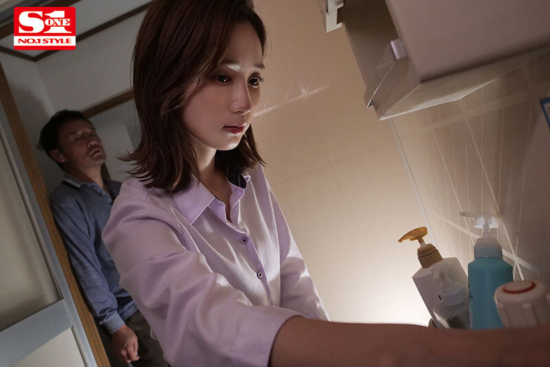 （マンション管理会社勤めの）プライド超高い女上司のクレーム先は、ゴミ部屋に住むオヤジ宅。大嫌いな上司が汚される姿を見て部下の僕は、死ぬほど嬉しいドヤ勃起。 小島みなみ - サンプル画像 - 2