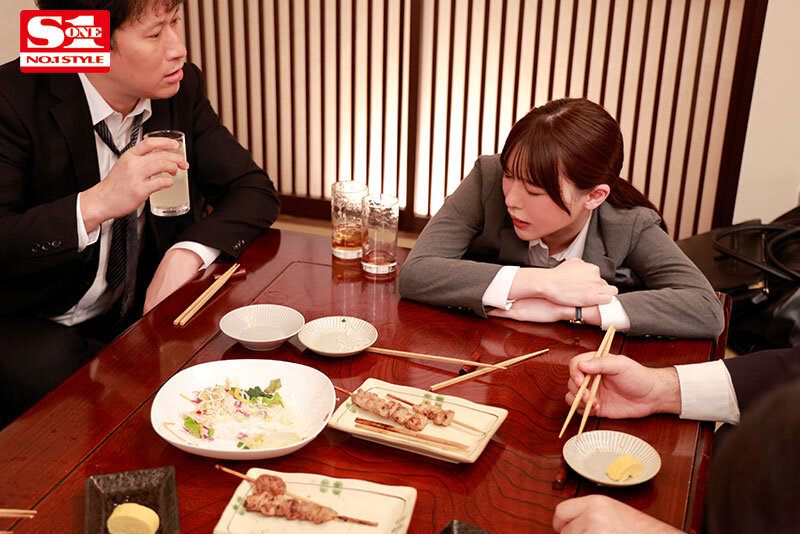 相部屋NTR 絶倫上司と新入社員が朝から晩まで、不倫セックスに明け暮れた出張先の夜。 黒島玲衣 - サンプル画像 - 3