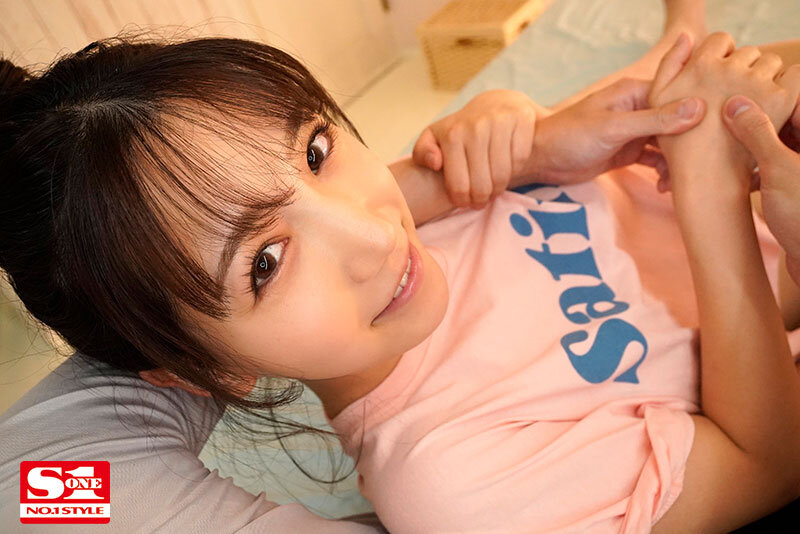 アナタの最高オナニーのために三田真鈴が可愛く見つめておち●こを刺激、そして何度も射精を笑顔で受け止める…大量顔射スマイルオナサポ - サンプル画像 - 12