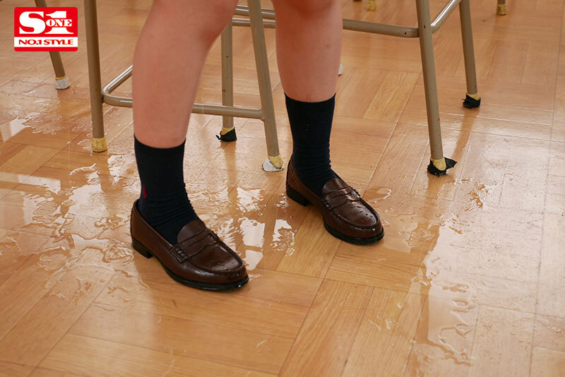 出ちゃう、出ちゃう、出ちゃ…うぅぅ。大量失禁が止まらない…初めての恥じらい超お漏らしアクメ 三田真鈴 - サンプル画像 - 4