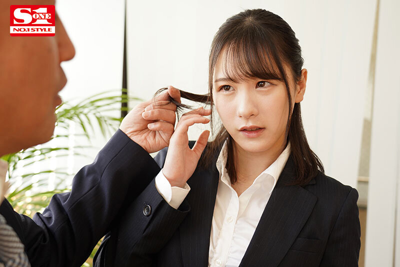 出張先で軽蔑している中年セクハラ上司とまさかの相部屋に…朝まで続く絶倫性交に不覚にも感じてしまった私 村上悠華 - サンプル画像 - 1