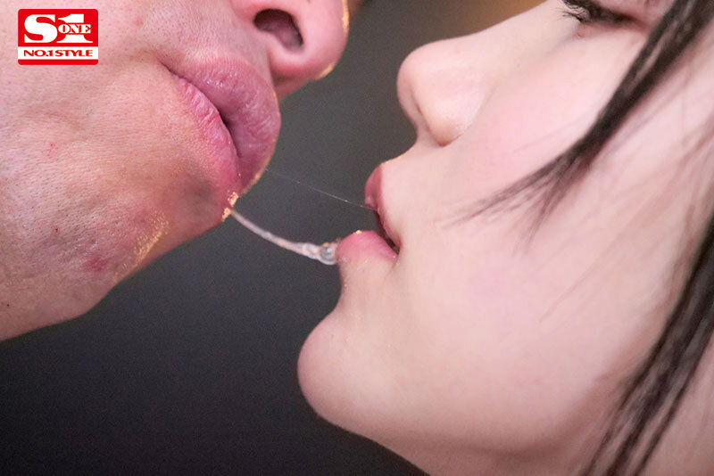 おじさん大好き美女が中年オヤジと涎だくだく接吻ねちょねちょで絡み合う超濃厚ベロチュウ性交 三田真鈴 - サンプル画像 - 2