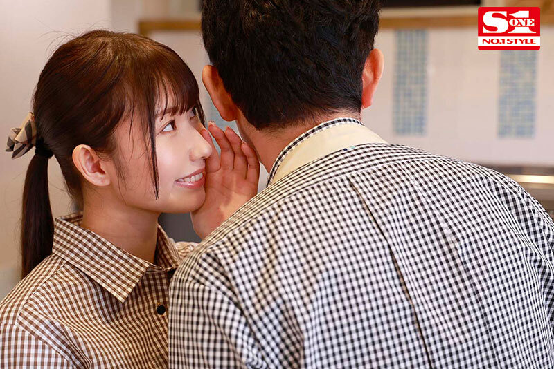 「ねぇ、ここでエッチしちゃおっか」バイト先のエロな後輩が密着ささやき淫語でいつも僕を寝取ろうとしてくる。 逢沢みゆ - サンプル画像 - 4