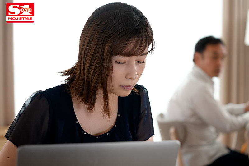 旦那の兄の薄壁一軒家に夫婦で転がり込んで夜の営みも出来ず身近な義兄チ〇ポに手を出した人一倍性欲の強い肉欲妻 奥田咲 - サンプル画像 - 1