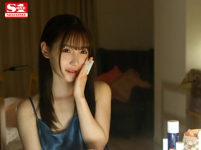 「え…！ 終電なくしたんですか！？ 私の家泊まりますか？」会社の美人後輩の誘いに乗ったらすっぴんと無防備な部屋着に僕は理性吹っ飛び… 三田真鈴 - サンプル画像 - 7