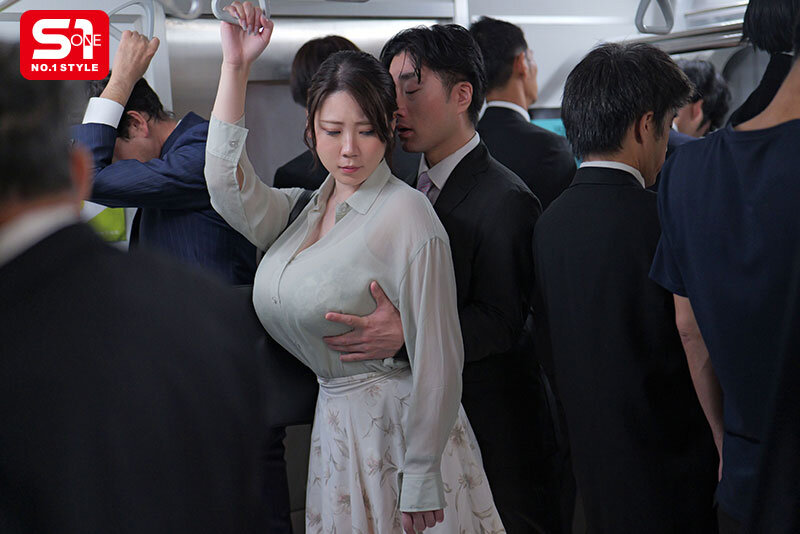 混み合った終電― 酔って緩い感じのOL― 偶然に触れたKカップ― もう我慢できずにメチャクチャ痴●しまくったら…まさかの俺のテクの虜に。 みなみ羽琉 - サンプル画像 - 3