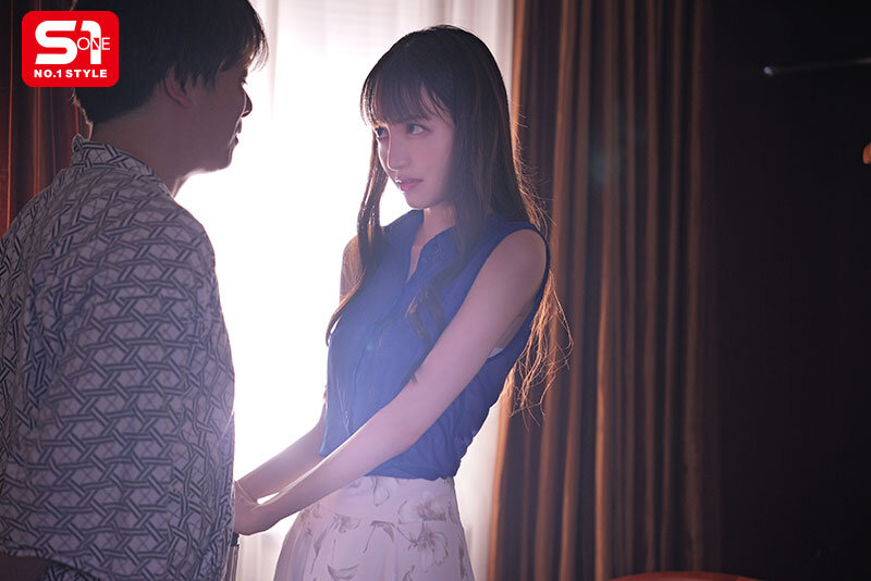 ロケ先で軽蔑している中年セクハラプロデューサーとまさか相部屋に… 朝まで続く絶倫性交に不覚にも感じてしまった地上波アイドル 石田佳蓮 - サンプル画像 - 1