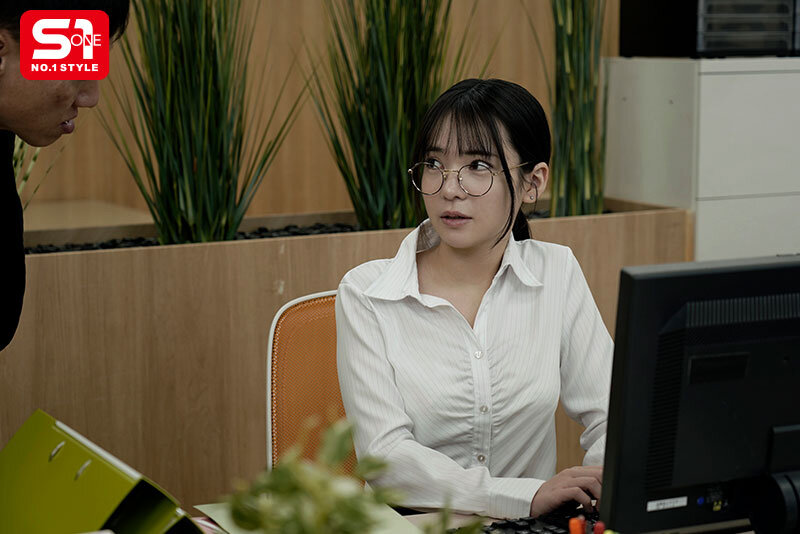 大人しい新入女子社員を一泊出張に同行させ相部屋に連れ込むと…まさかのド淫乱メスに変身して精液透明になるまで絞りヌカれた… 乃坂ひより - サンプル画像 - 2