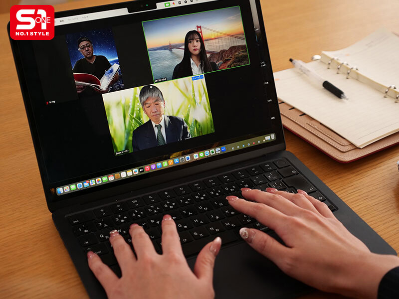 上半身は仕事着、下半身は丸出しでリモート会議するズボラお姉ちゃんの半裸在宅勤務がたまらない！！ 明日葉みつは - サンプル画像 - 2