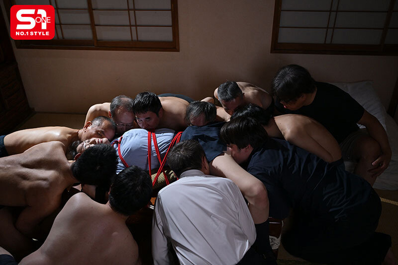 高身長の貧困女学生は小さいおじさん達に群がられ貪られ春を売る。 明日葉みつは - サンプル画像 - 7