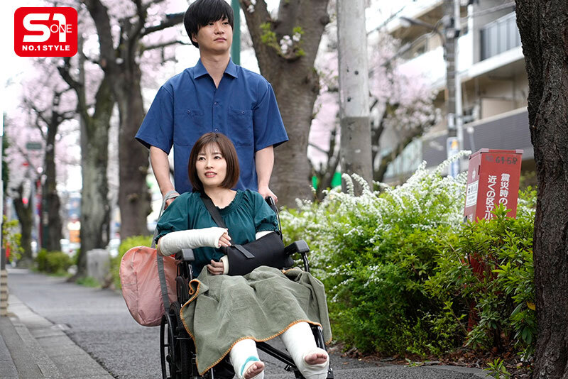 両手両足ケガした人妻が旦那の弟から下心丸出しで介護される話 奥田咲 - サンプル画像 - 2