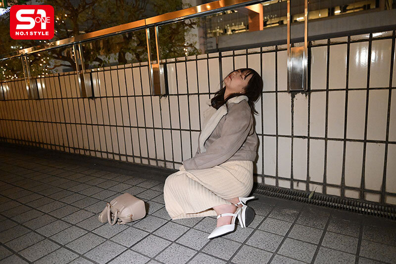 酒を飲んで飲まれて飲んで泥●い 笑い・吐き・メスの顔・失禁・睡姦 裏の顔まで全て曝け出したAV女優の完全プライベート六本木心中SEX 村上悠華 - サンプル画像 - 17