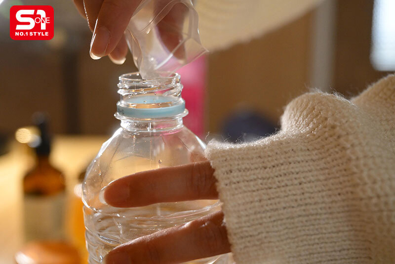 金松季歩、媚薬で飛ぶ 毎日こっそり媚薬漬けにした10日後のガンギマリビッチ - サンプル画像 - 1