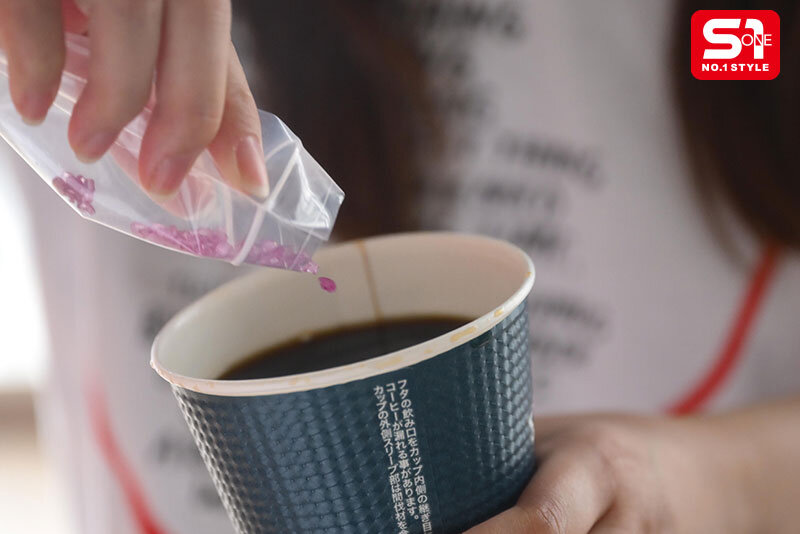 金松季歩、媚薬で飛ぶ 毎日こっそり媚薬漬けにした10日後のガンギマリビッチ - サンプル画像 - 2