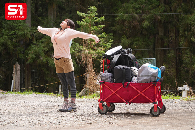 誰も助けに来ない山奥深くのキャンプ場でひと際目立つKカップソロキャンパーが襲われる！胸元ゆるゆるキャンプ 鷲尾めい - サンプル画像 - 1