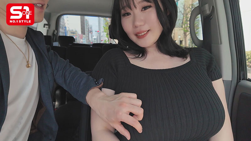 街行く男の視線を独占する 10度見級Kカップのエッロい女を連れて デカ乳露出街ぶらりした後ホテルに入って即ハメSEXしたくない？ みなみ羽琉 - サンプル画像 - 4