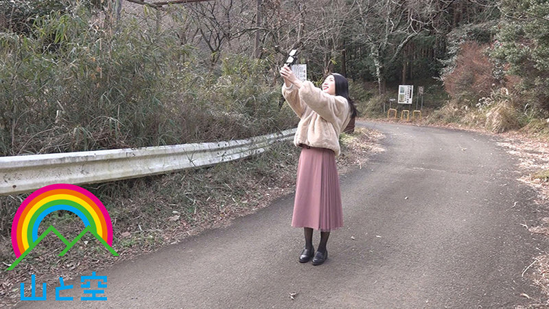 「誰かいやらしい目で私を見て…」野外露出でストレス発散する美人OLが通りすがりの覗き男に視姦され、ドM興奮。自ら羞恥調教を志願 塩見彩 - サンプル画像 - 1