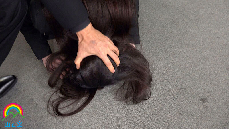 僕の身代わりに悪質クレーム謝罪で土下座してくれた同僚OLがカスハラ共同便女にされているのを見て思わず…クズ勃起 宮西ひかる - サンプル画像 - 3