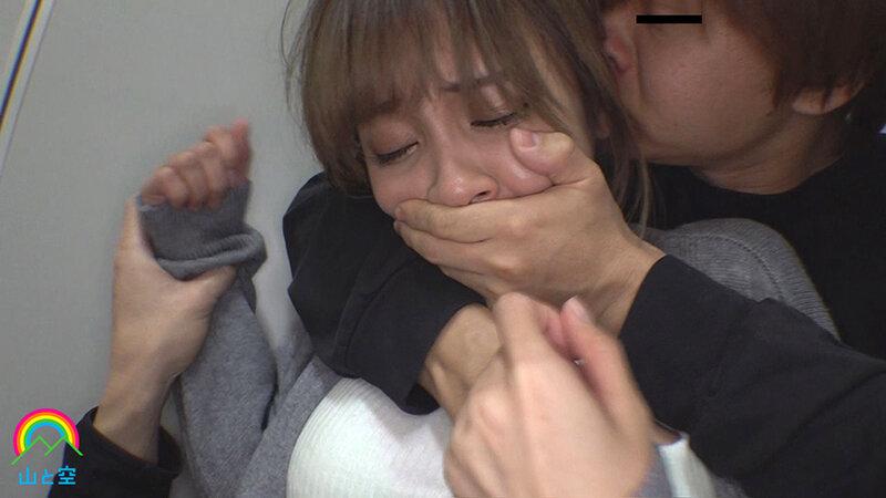 巨乳ガチャみんなでレ●プ 服の上からでもわかるクビレ巨乳を無差別に狙い撃ち 尾けまわして拉致 昏●状態で3Pヤリ放題 - サンプル画像 - 4
