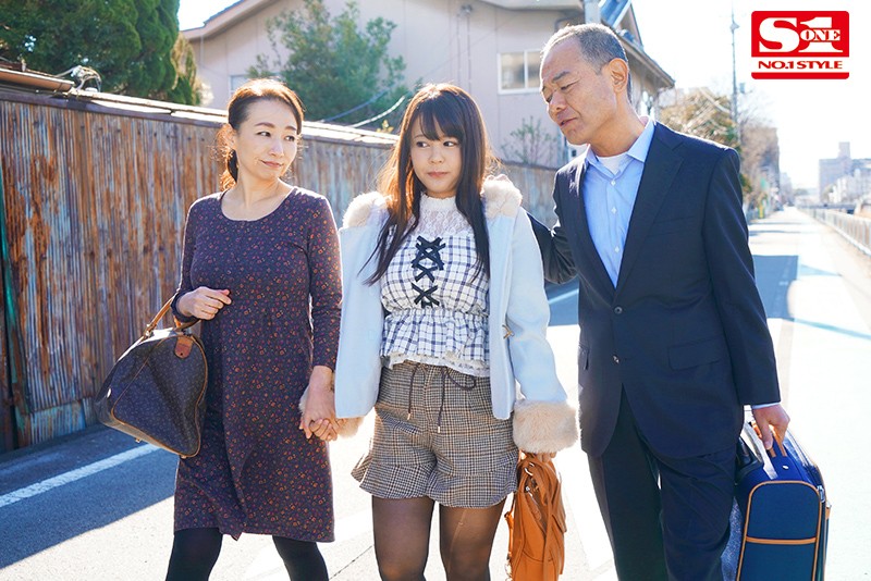 念願の家族旅行でまさか義理の父が目の色変えて挿入れてくるだなんて… この旅先での出来事はお母さんには口が裂けても言えません 夕美しおん - サンプル画像 - 1