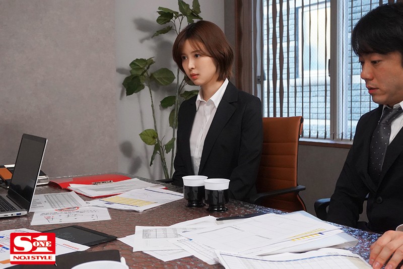 美人上司と童貞部下が出張先の相部屋ホテルで…いたずら誘惑を真に受けた部下が追撃射精の絶倫性交 葵つかさ - サンプル画像 - 1