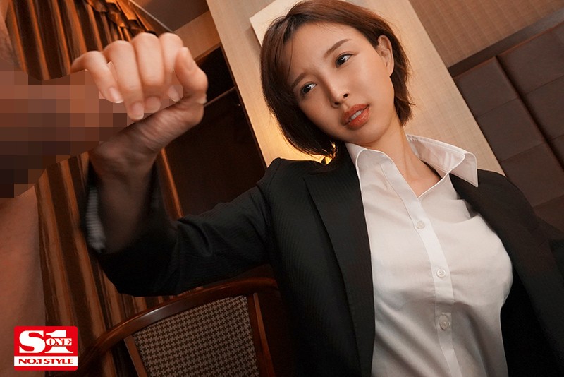 美人上司と童貞部下が出張先の相部屋ホテルで…いたずら誘惑を真に受けた部下が追撃射精の絶倫性交 葵つかさ - サンプル画像 - 4