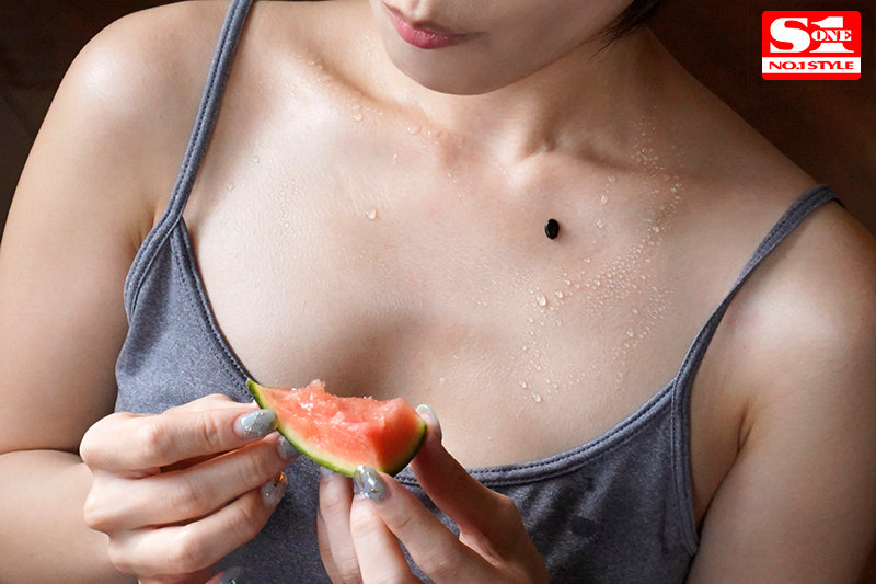 ど田舎の夏はヤルことがなくて隣の美人奥さんの誘惑に乗っかり毎日じっとり汗だく交尾 小島みなみ - サンプル画像 - 1