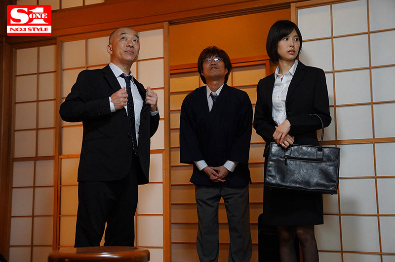 深夜23時、終電逃し出張先のポツンと一軒宿で嫌いな上司と相部屋に…。 絶倫中年オヤジにひたすらイカされ続け気がつけば朝になっていた… 葵つかさ - サンプル画像 - 1