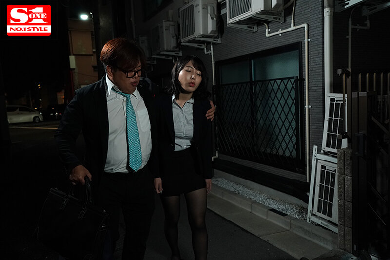 出張先で軽蔑している中年セクハラ上司とまさかの相部屋に…朝まで続く絶倫性交に不覚にも感じてしまったHカップ新入社員 安位カヲル - サンプル画像 - 1