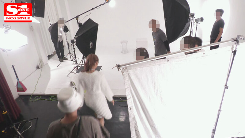 「えっ！ここでヤルの？」三上悠亜に一ヶ月密着して隙あらばいきなり即ズボッ！ 前代未聞ドッキリAV大作戦 - サンプル画像 - 3