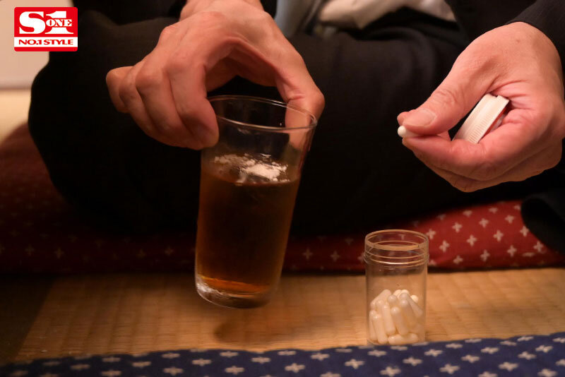 出張先で軽蔑している中年セクハラ上司とまさかの相部屋に…朝まで続く絶倫性交に不覚にも感じてしまったGカップ新人社員 愛宝すず - サンプル画像 - 2