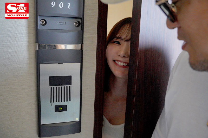 【女優ガチ在宅中に突撃チ●ポ派遣！】リビング・キッチン・寝室、場所も決めずハメまくり予定調和なしで潮吹きまくる miruのエロを全開放した完全プライベート大量お漏らし性交 - サンプル画像 - 1