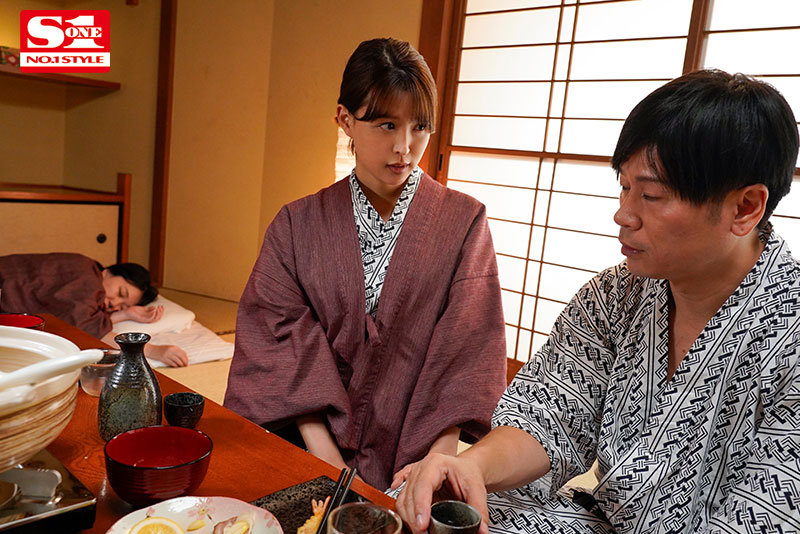 友人夫婦と4人で温泉旅行中、美人過ぎる友人奥さんが僕を明らかに誘惑！？ 愛妻に内緒でW不倫セックス…ヤる？ヤラない？ 葵つかさ - サンプル画像 - 2