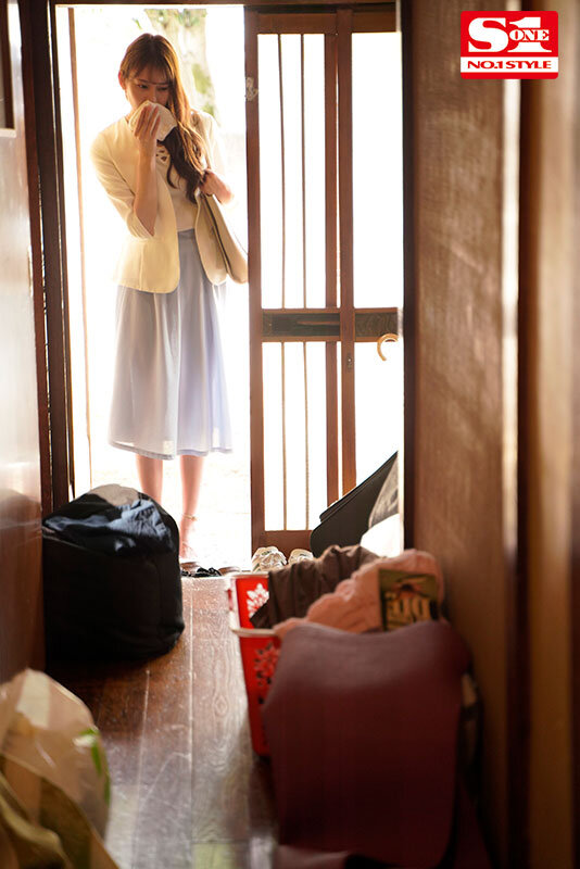 もう何十年もセックスと無縁の飢えた性獣オヤジがいるゴミ屋敷に家庭訪問した死ぬほど不運な新任女教師 楓ふうあ - サンプル画像 - 1