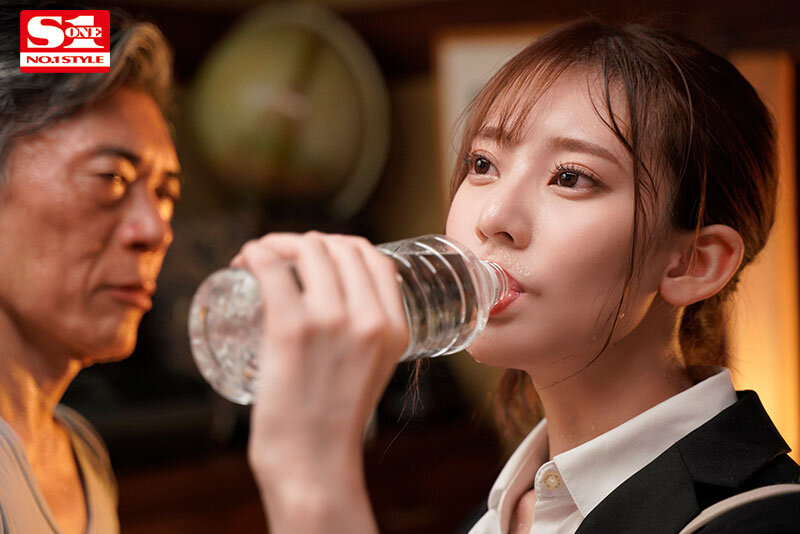 もう何十年もセックスと無縁の飢えた性獣オヤジがいるゴミ屋敷に家庭訪問した死ぬほど不運な新任女教師 楓ふうあ - サンプル画像 - 2