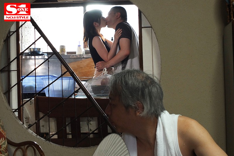 ど田舎の夏はヤルことがなくて隣の巨乳奥さんの誘惑に乗っかり毎日じっとり汗だく交尾 奥田咲 - サンプル画像 - 4