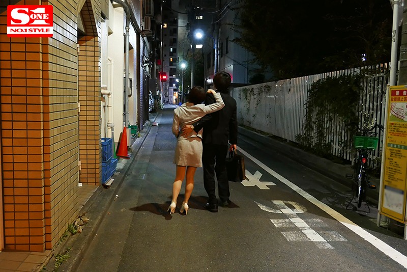 「終電ないならウチ来る？」 残業後に上司の奥田さん宅にお泊り！？無防備な部屋着とすっぴん姿に興奮した僕は無我夢中で。。。 奥田咲 - サンプル画像 - 2