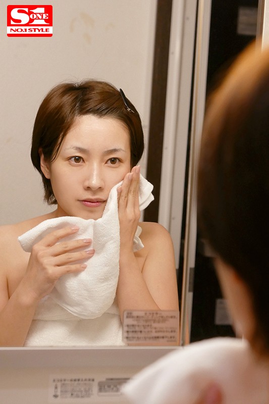 「終電ないならウチ来る？」 残業後に上司の奥田さん宅にお泊り！？無防備な部屋着とすっぴん姿に興奮した僕は無我夢中で。。。 奥田咲 - サンプル画像 - 8