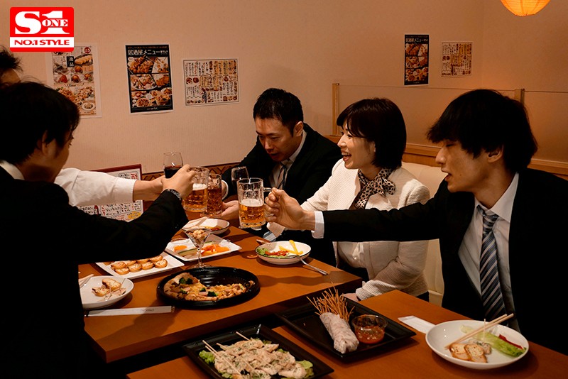 「ホテルで休憩しよっか？」 酔いつぶれた僕が会社の巨乳受付嬢の奥田さんに逆お持ち帰りされ一線を越えた夜。 奥田咲 - サンプル画像 - 1