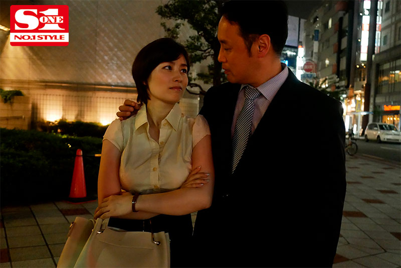 最高のプロポーションを持つ唯一無二の愛人とひたすら浮気セックスする終電までの2時間 奥田咲 - サンプル画像 - 3