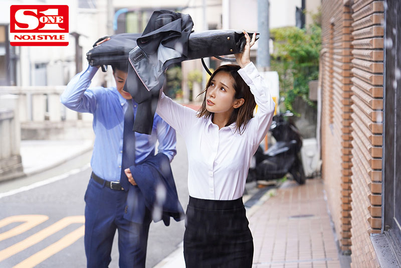濡れ透けて露出した女上司のブラジャーにボクは我慢できず、全てぶち撒けたゲリラ豪雨の夕暮れ。 小島みなみ - サンプル画像 - 1