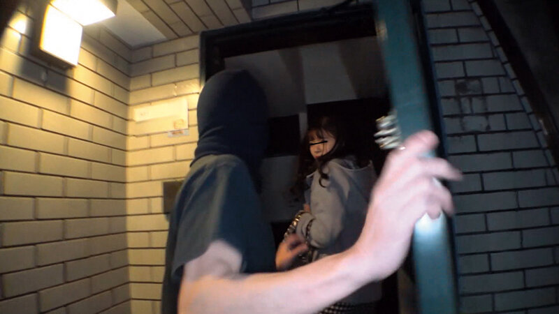 生意気そうなギャル系女子大生を狙った尾行押し込みレ●プ - サンプル画像 - 10