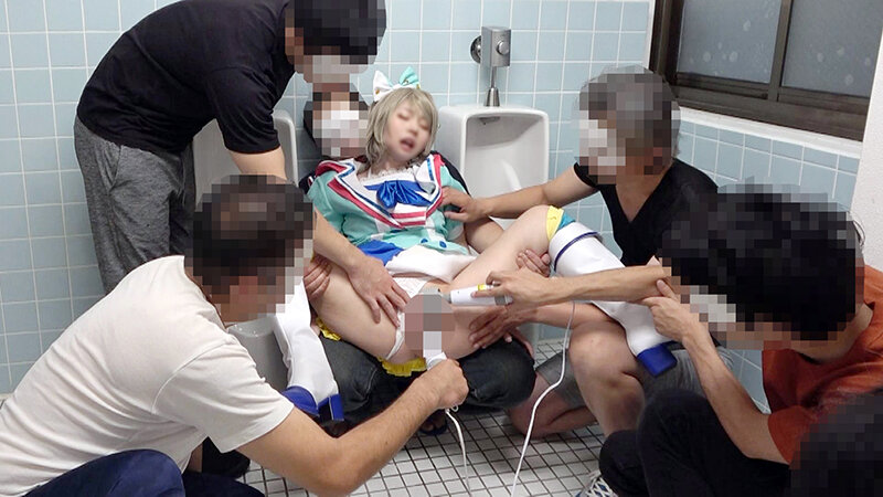 低身長140cm台ツンデレ美少女レイヤー【美貌崩壊絶頂イクと必ずオシッコ噴射の最高ドM】【全員唾液Dキス＆イラマ喉アクメ】パイパン破壊する極太マラ連続SEXアヘ顔トランス失神まで到達した壮絶7P大乱交188分豪華二本立てスペシャル - サンプル画像 - 4