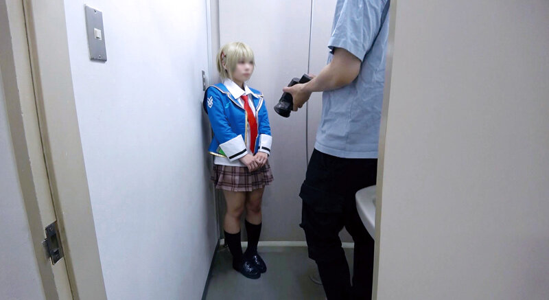 【小さなカラダでデカパイGカップ】超逸材ミニマム140cm台レイヤーおじさん全員と唾液交換長時間DキスでドM完全覚醒【連続喉奥イラマえずき汁噴射＆絶叫イキっぱなしパワーピストン】最高パイズリ狭射セックス6P大乱交 - サンプル画像 - 1