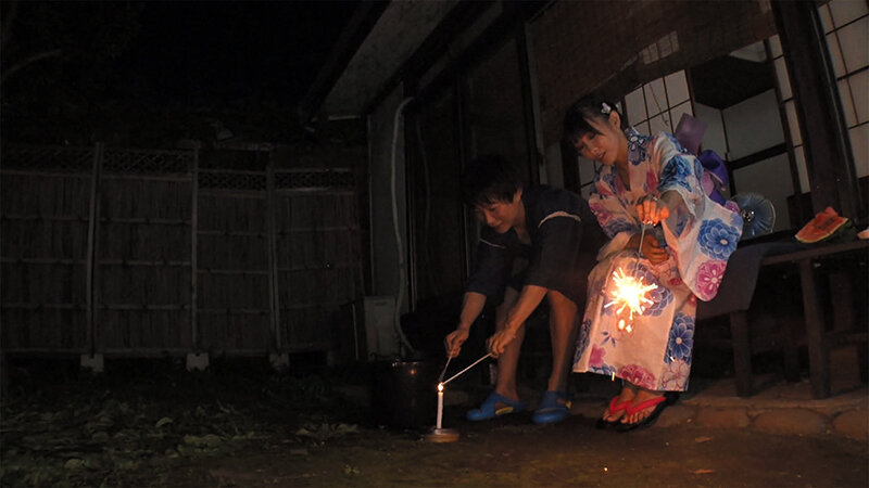 前略 幼馴染と私は結婚して夏の田舎で種付け中出し生活を過ごしてます。最高の2人暮らし 逢見リカ - サンプル画像 - 8