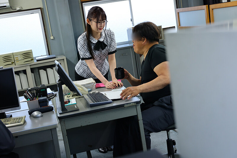 中小建設会社に勤める事務員の真面目な彼女が、肉体労働者に犯●れ、見た目も自尊心も壊されていく…この後、めちゃくちゃベロキス種付け連続中出しされた話… 千川とわ - サンプル画像 - 1