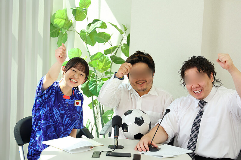 サッカー番組で大人気！同じテレビ局で働く幼馴染のキャスターが週刊誌にすっぱ抜かれた！僕が最初に好きだったのに（BSS）、実はサッカー選手やプロデューサーと誰とでも寝るただのヤリマンで、、、 静河 - サンプル画像 - 2