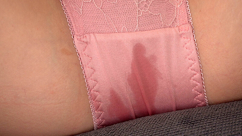 ムッツリスケベな素人娘限定！！男のフル勃起したチ●ポを10分間見せつけられ、パンティを濡らさなかったら賞金！ただし少しでも染みが付いてたら中出しSEX罰ゲーム！！ - サンプル画像 - 13